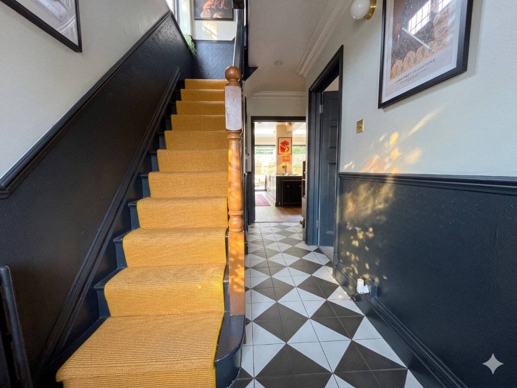 Cutenhoe Road, Luton, Bedfordshire, LU1 3NF photo 2