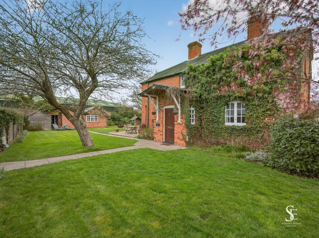 House in Wokingham, St. Nicholas, Hurst - More