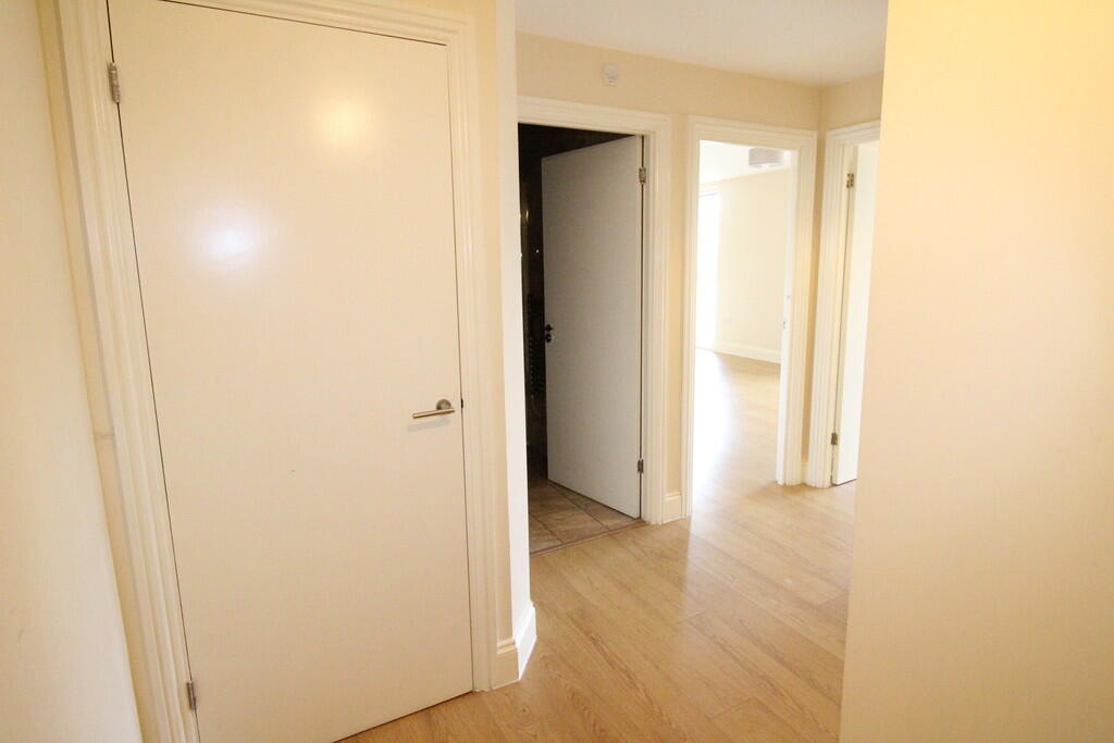 Apartment in London, Rush Green - View 3