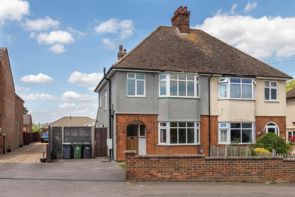 Main image of property: Hitchin Road, Stotfold SG5 4HT