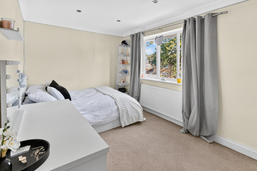 House in Bracknell, Hanworth - View 4