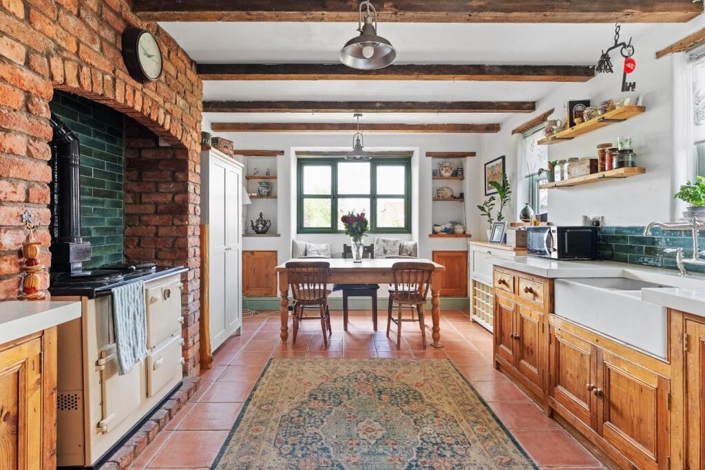 Charming cottage on Claverham Road photo 4