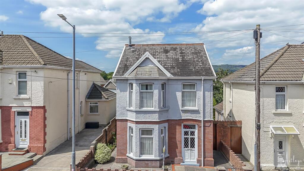 3-bed detached on Old Road, Briton Ferry, Neath, £200,000