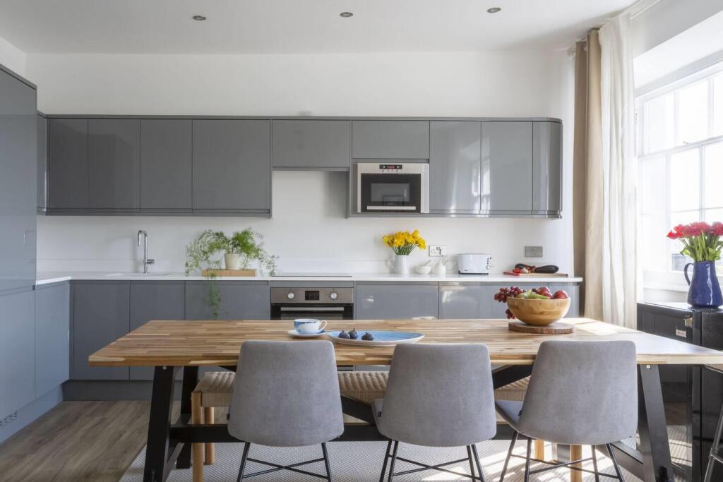 Main image of property: 89 Fore Street, Kingsbridge