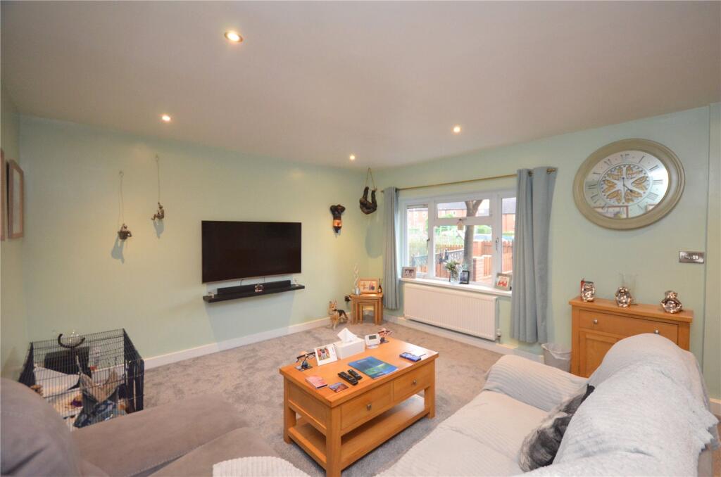 Foxroyd Drive, Mirfield, West Yorkshire, WF14 photo 4