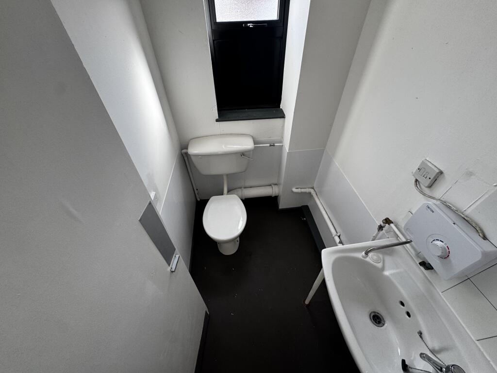 TOILET 1