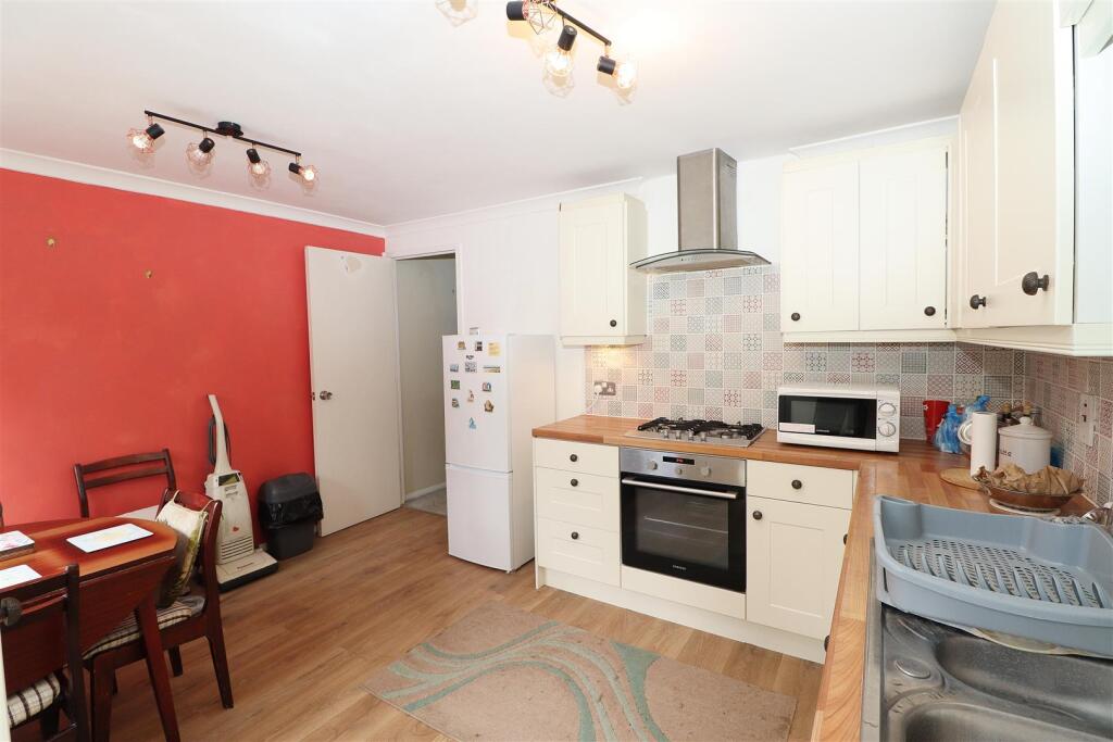 House in Hertsmere, Elstree and Borehamwood - More