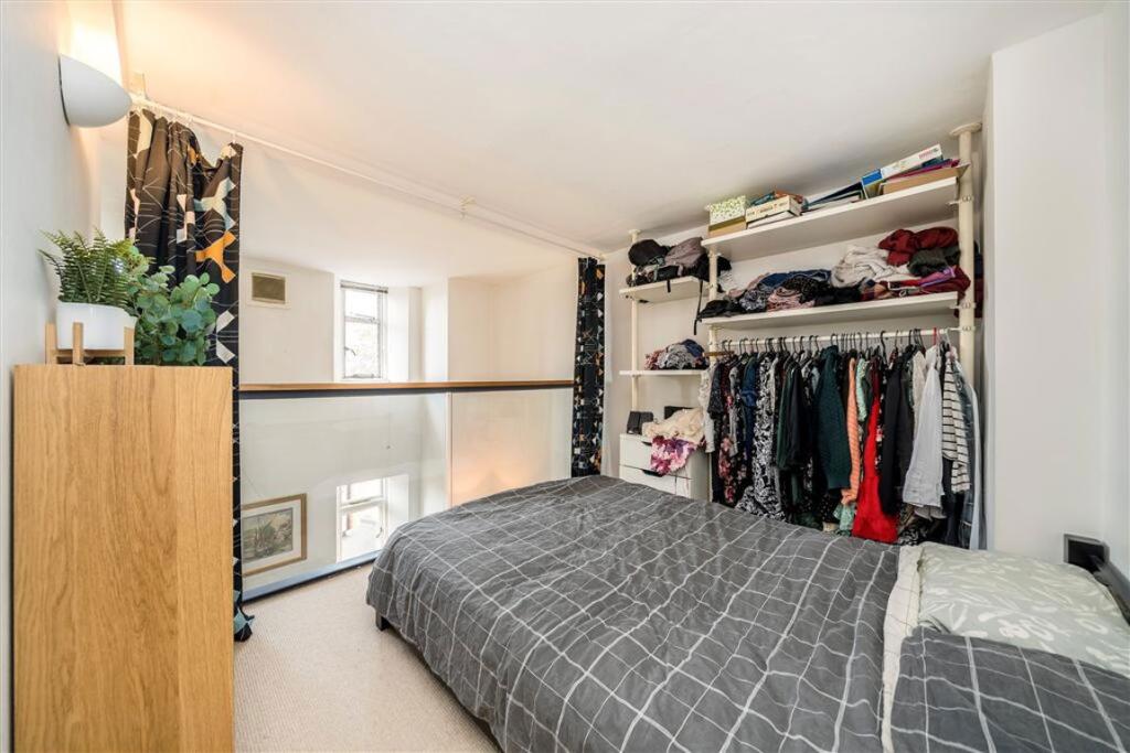 Apartment in London - More