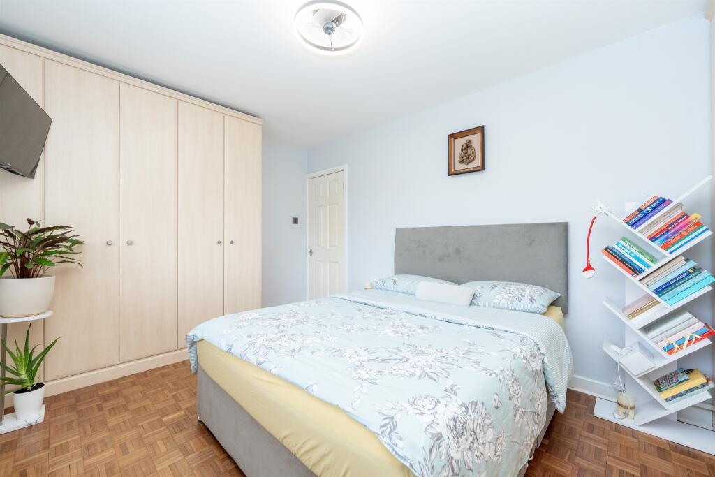 Apartment in Watford - View 5