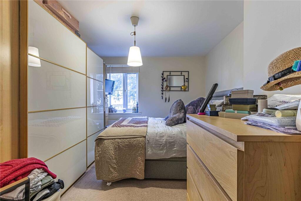 Apartment in Dacorum, Hertfordshire - View 5
