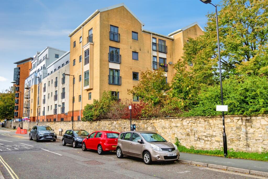 2-bed flat on White Star Place, Southampton, £160,000