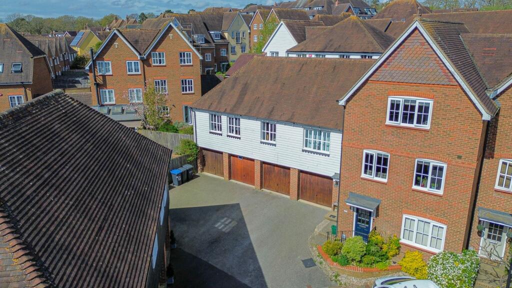 2-bed house on Weavers Mead, Haywards Heath, RH16, £300,000