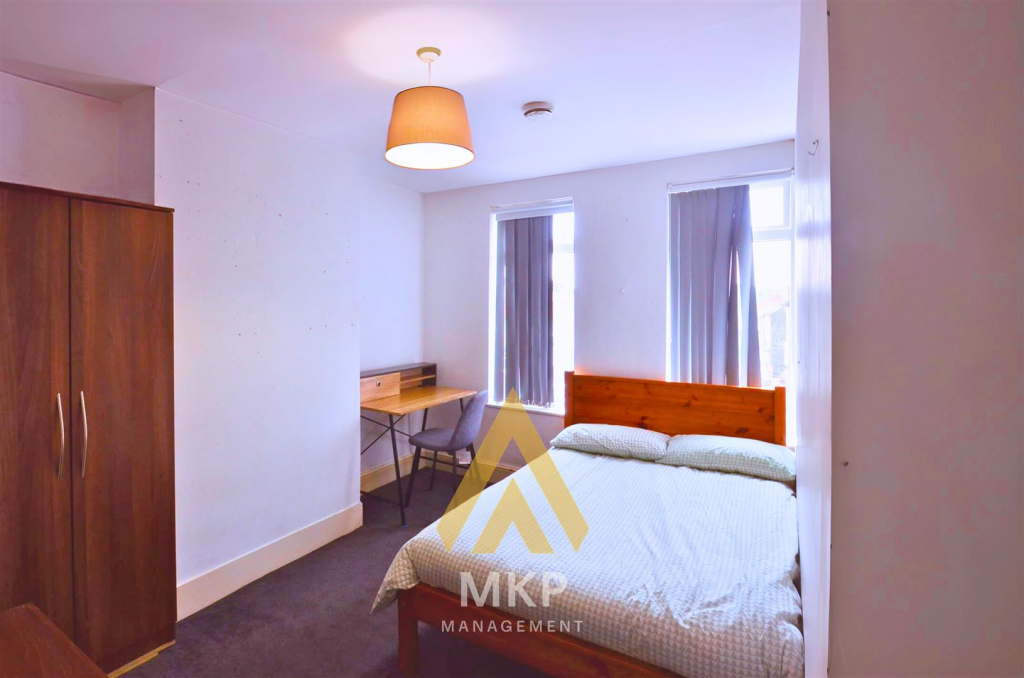 5 bedroom terraced house for rent