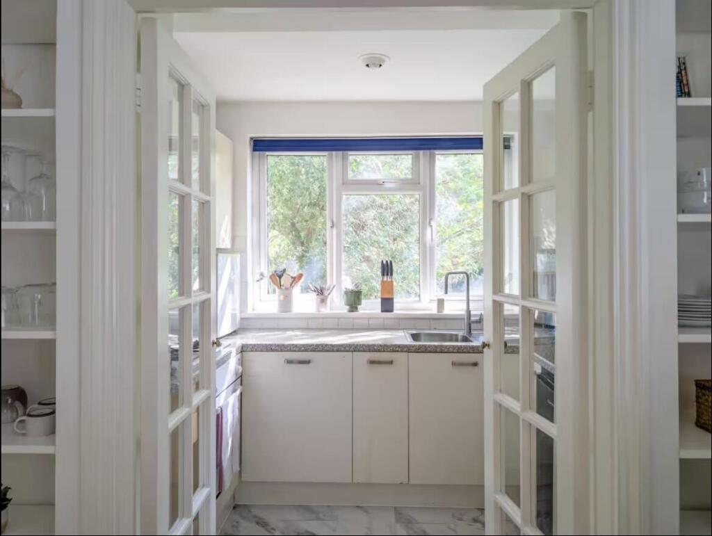 Apartment in London - View 5