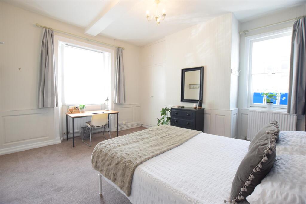 Main image of property: Bank Street - Student House - 26/27