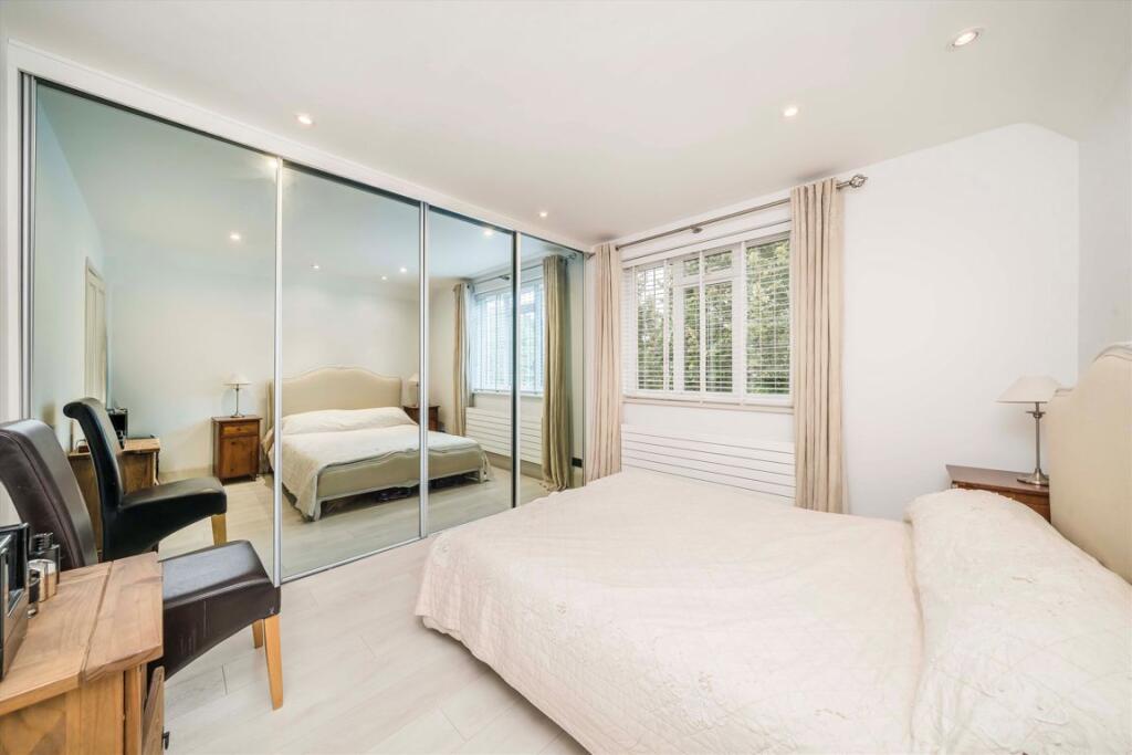 House in London, Hampton - View 5