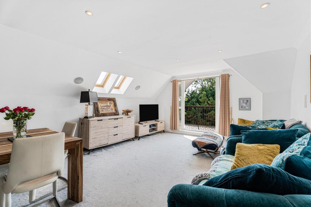 Apartment in Sutton - View 3