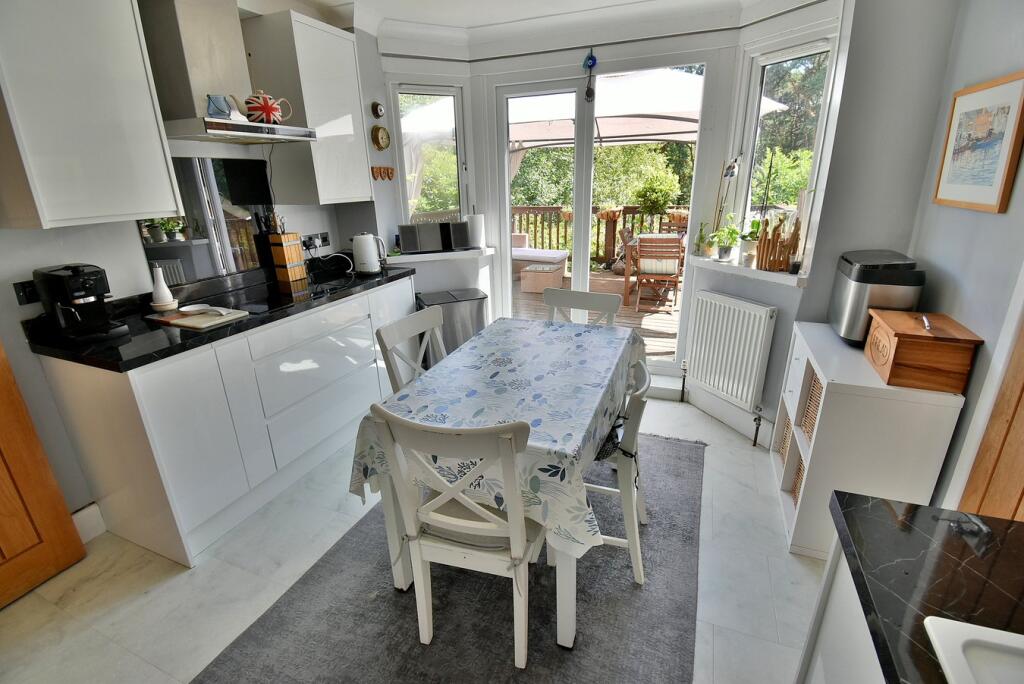 Pine Vale Crescent, Bournemouth, BH10 photo 5