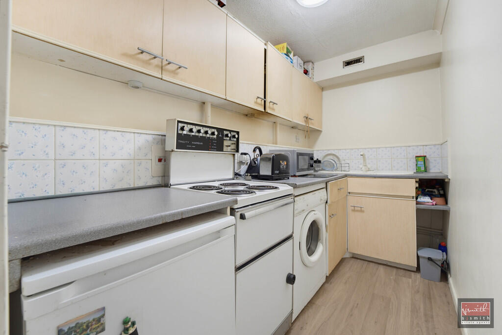 Bristol Close, Stanwell photo 4