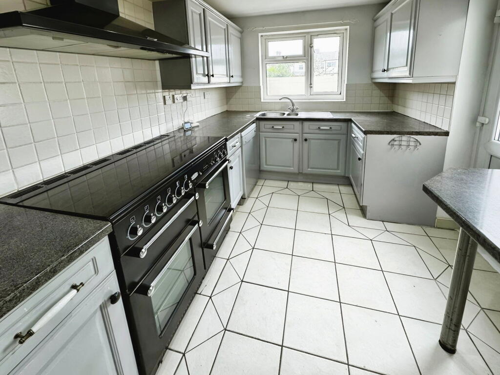 Caulfield Road, Swindon, SN2 8BS - View 3