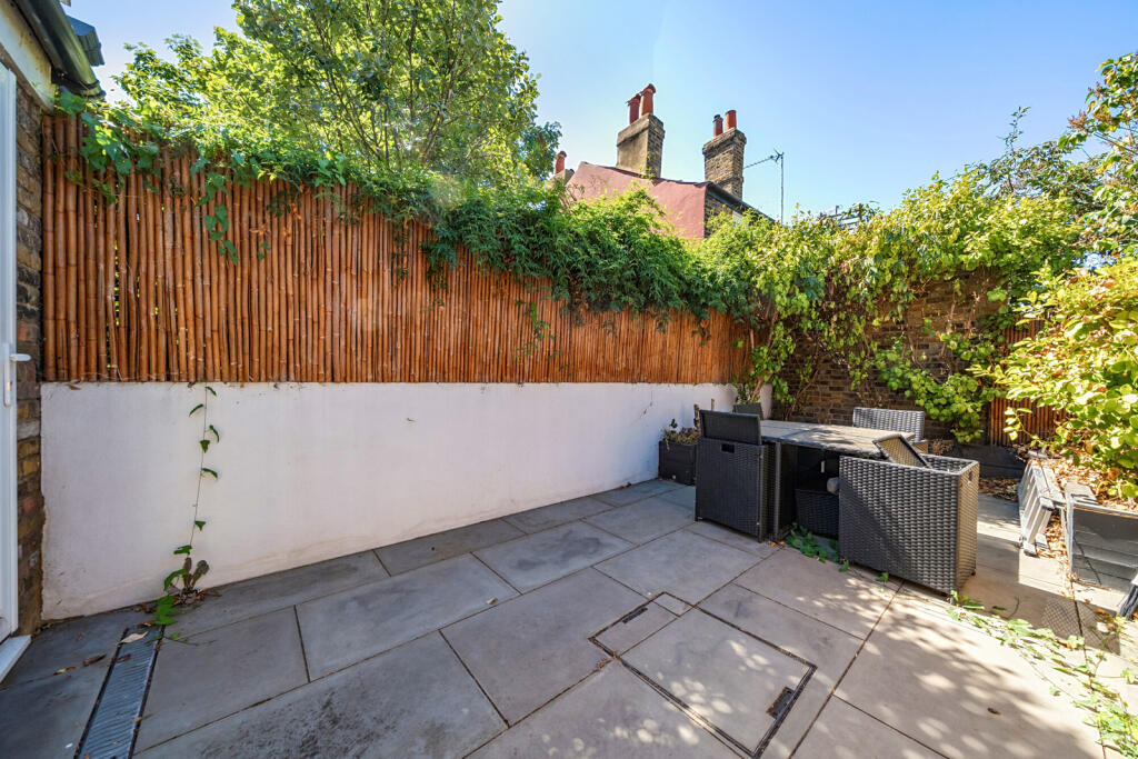 House in London - View 2