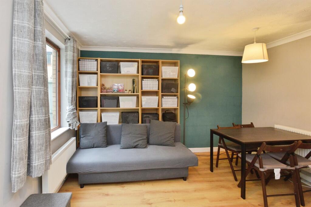 Cropton Rise, Emerson Valley, Milton Keynes photo 3
