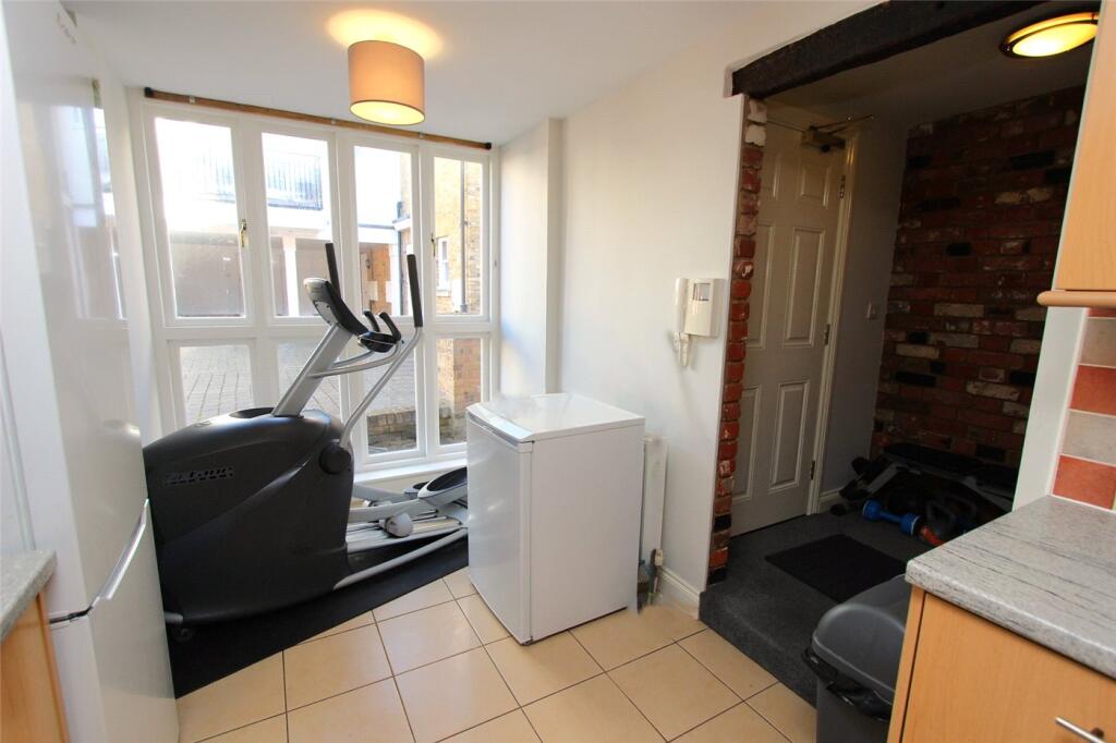 Apartment in Southend-on-Sea - More