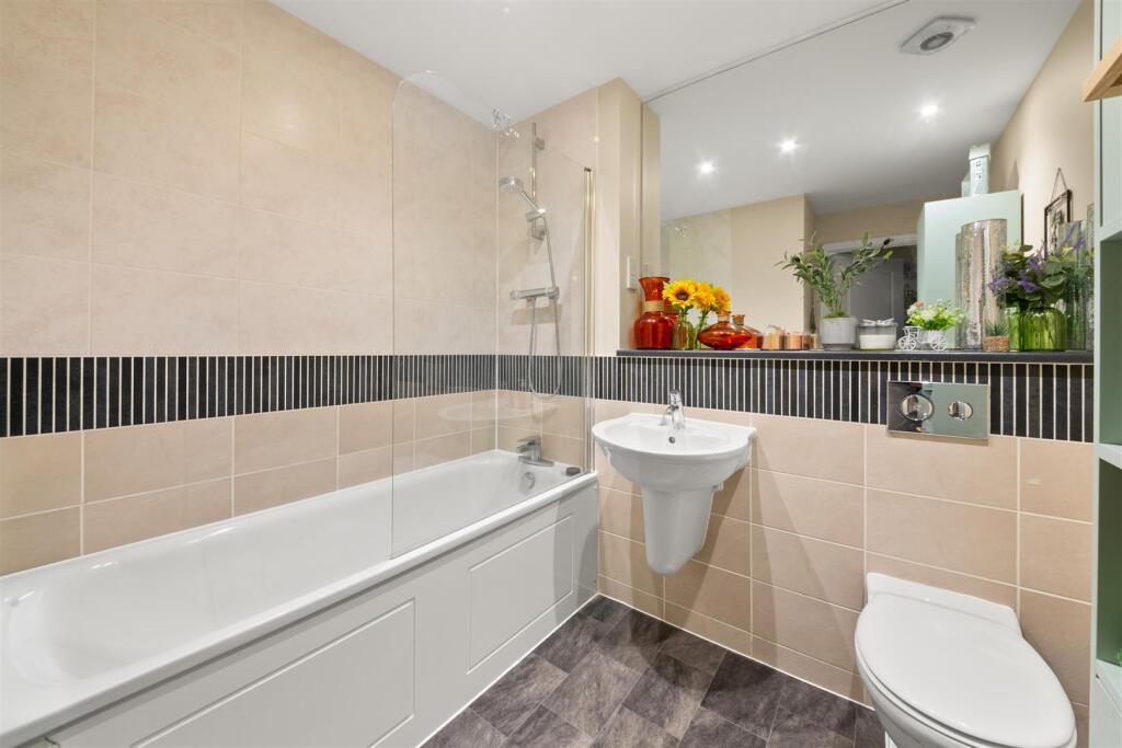 Apartment in Southall - More