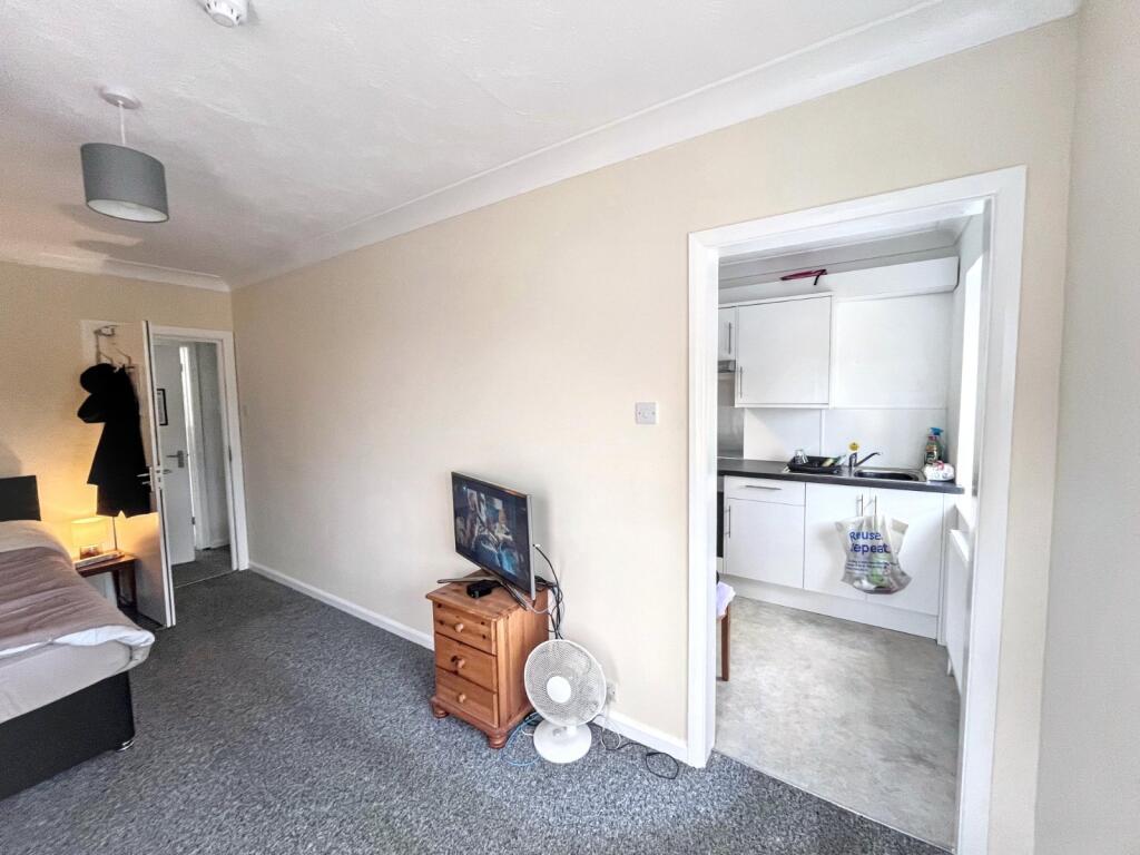 Shaftesbury  Avenue, Worthing, West Sussex, BN12 photo 3