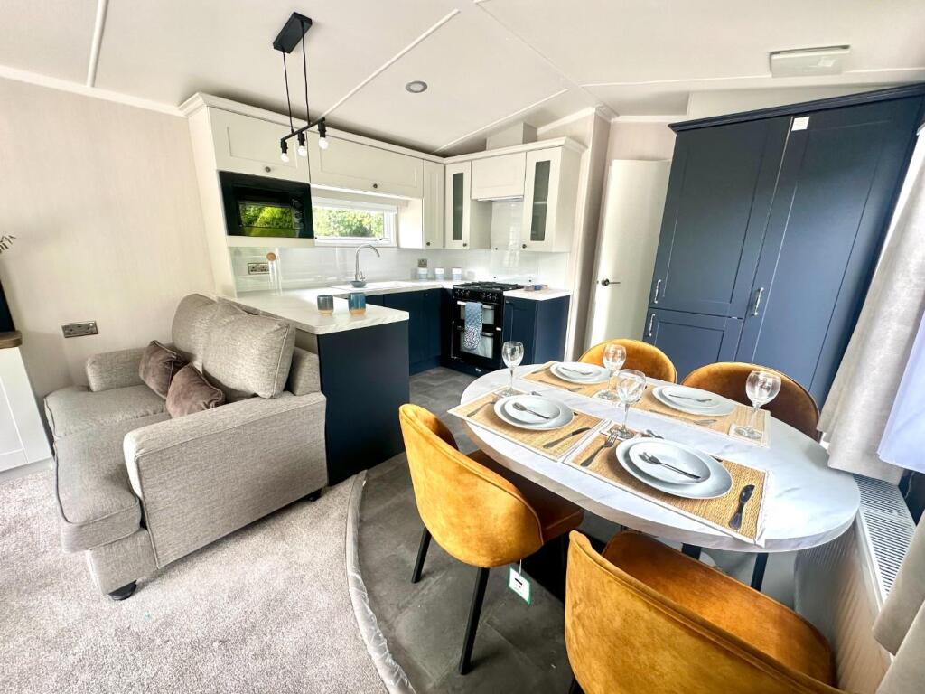 2-bed caravan on Wyreside, Out Rawcliffe, Preston, £84,995