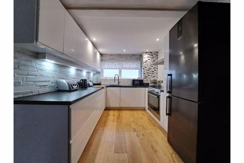5 Hazeldean photo 2