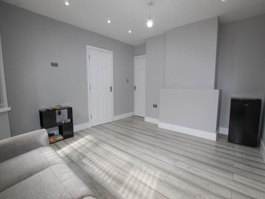 Apartment in Southall - View 5