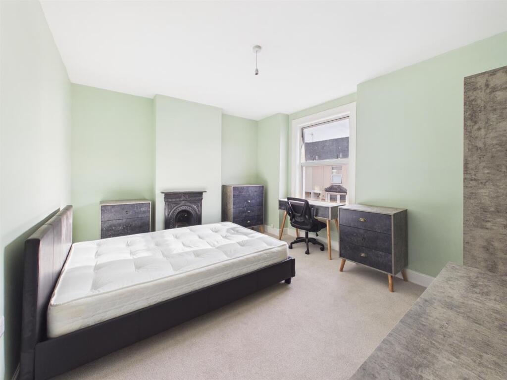 House in Gloucester, Kingsholm - More