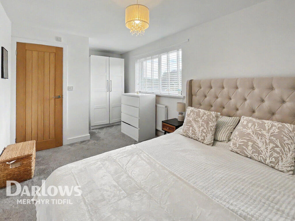 House in Edwardsville, Treharris - View 4