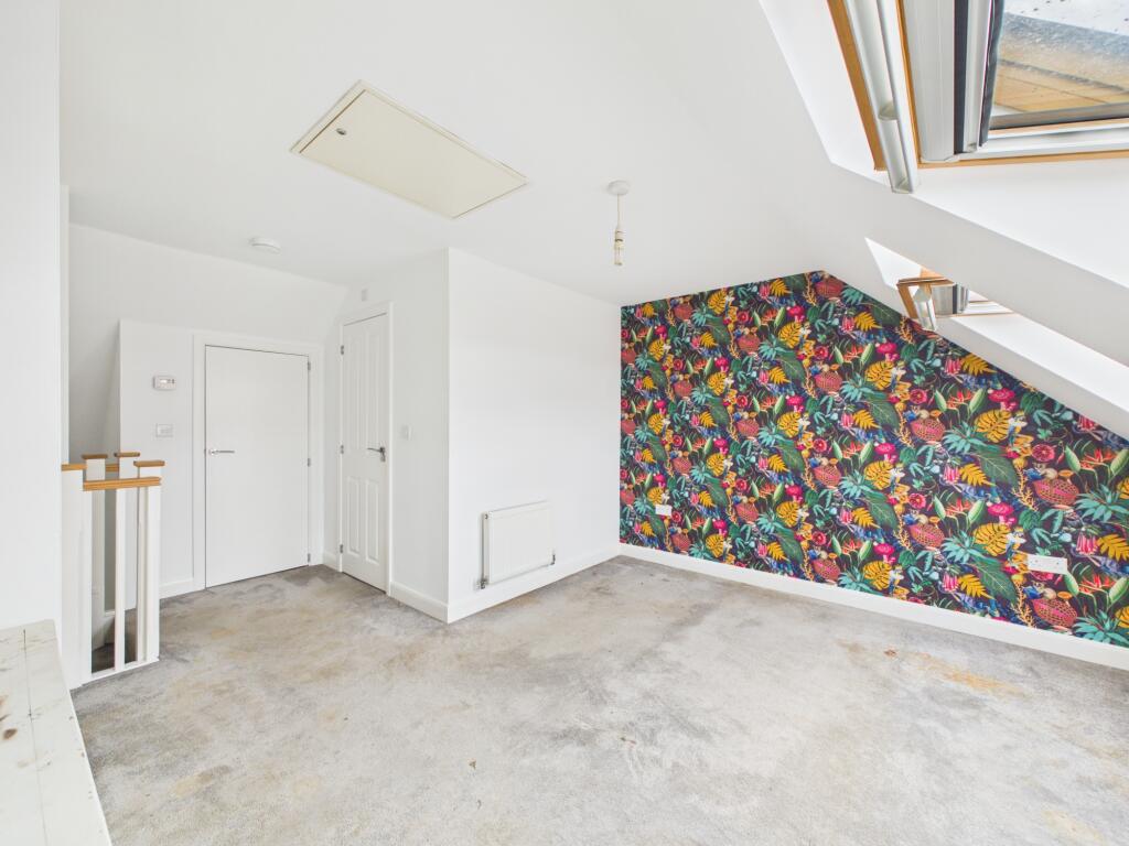 House in Horsham, Broadbridge Heath - More