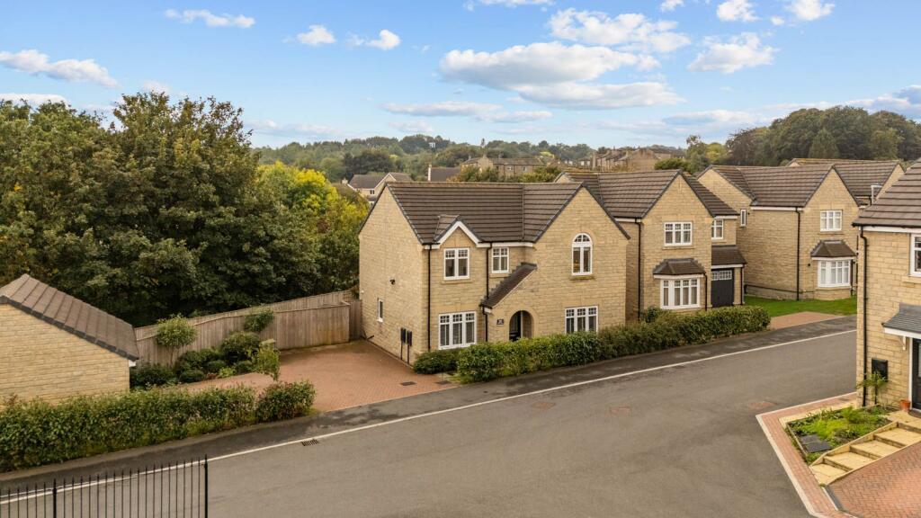 4-bed detached on 20 Forest Court, Huddersfield, HD2 2FY, £495,000