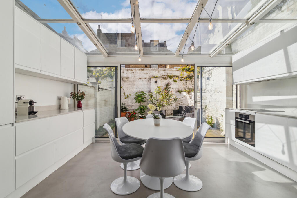 3 bedroom end of terrace house for rent