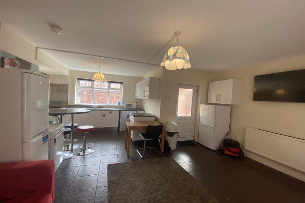 1 bedroom house share for rent