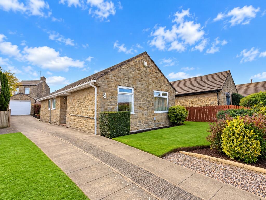 2-bed bungalow on Sunnybank Close, Scholes, Cleckheaton, BD19, £300,000