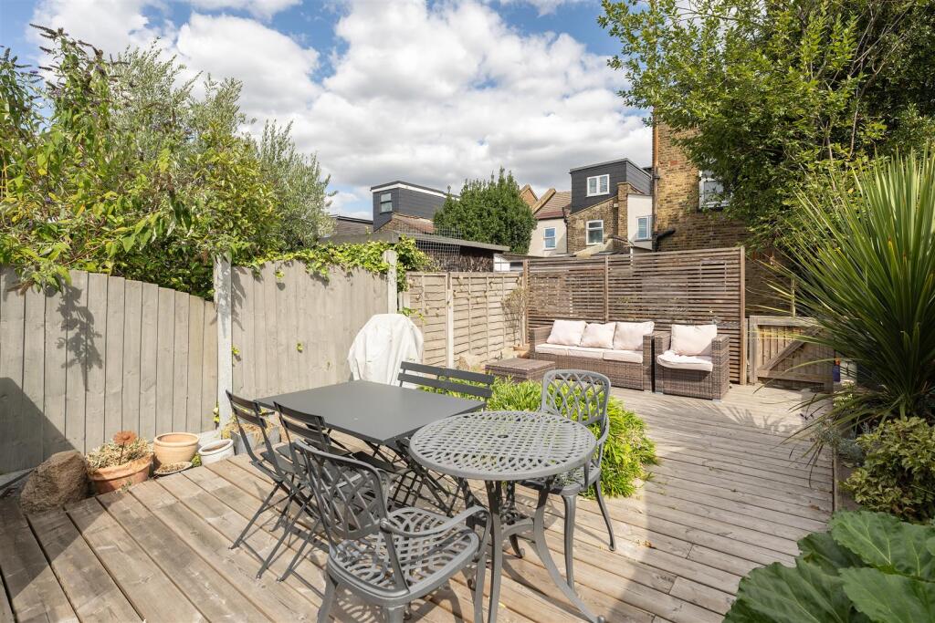 Apartment in London, Wood Street, Hale End - More