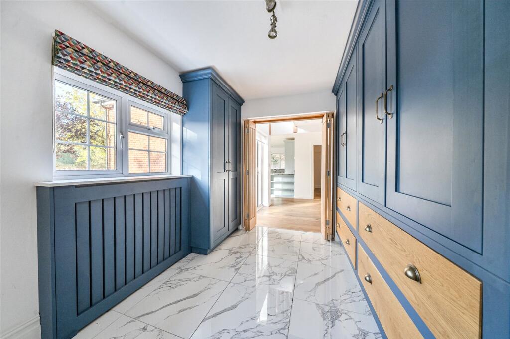 Bath Road, Marlborough, Wiltshire, SN8 photo 3