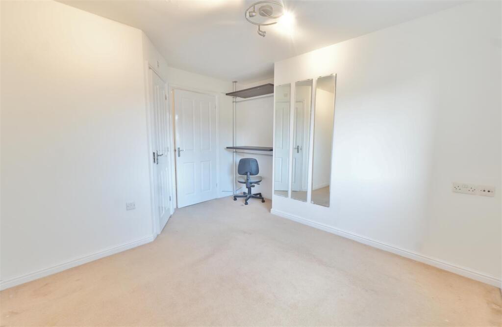 Apartment in Slough - More