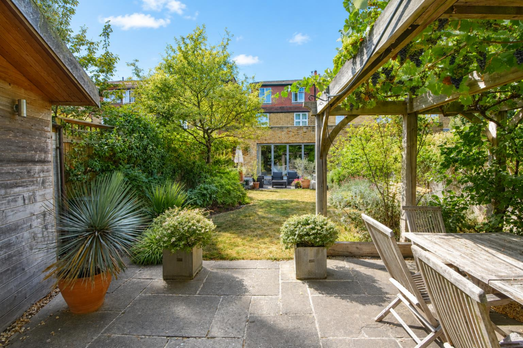 House in London, Mortlake - More