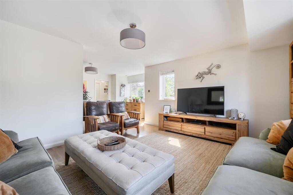 House in Wokingham, Emmbrook - View 3