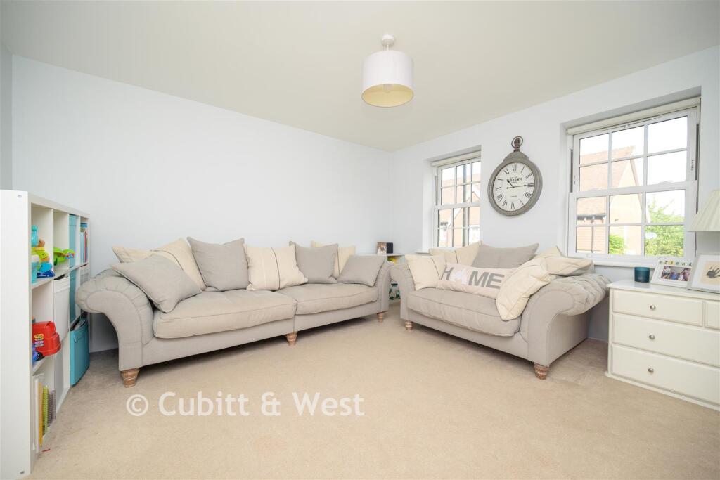 House in Reigate and Banstead, Meath Green, Horley - View 4