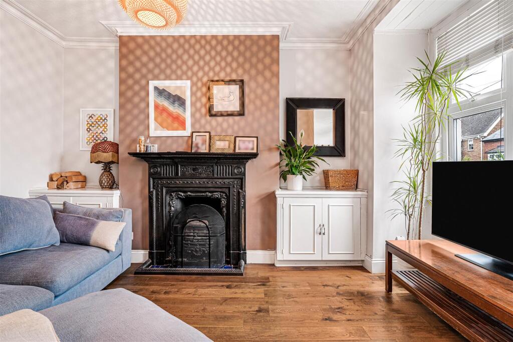 House in Kingston upon Thames - More