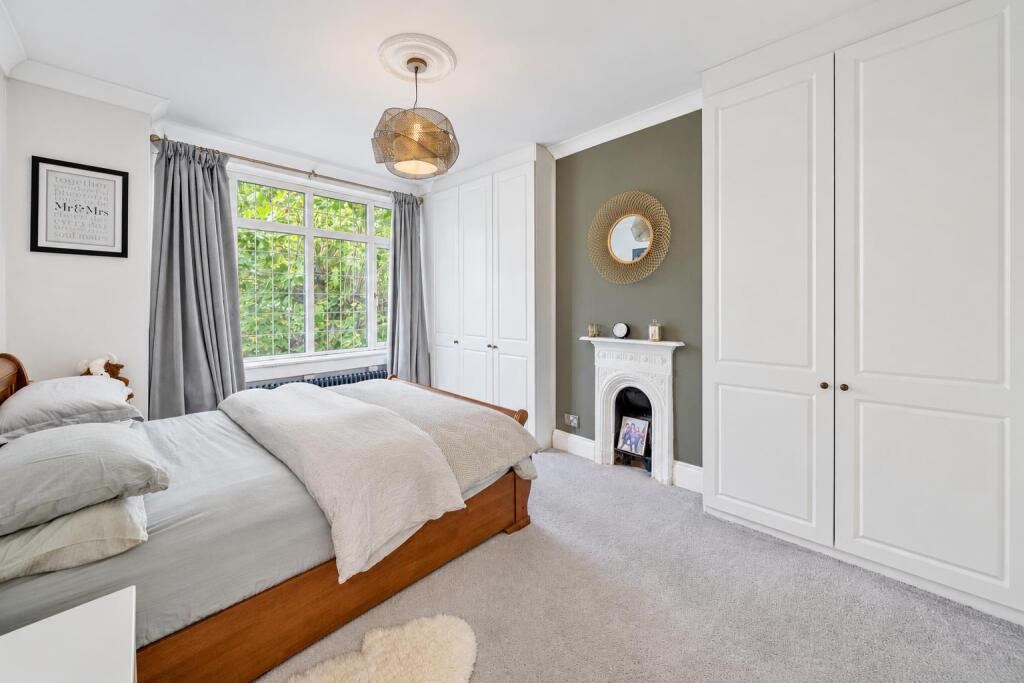 House in London, Cottenham Park, Raynes Park - More