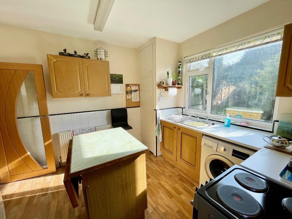 Highlands, Leigh-On-Sea, Essex, SS9 photo 2