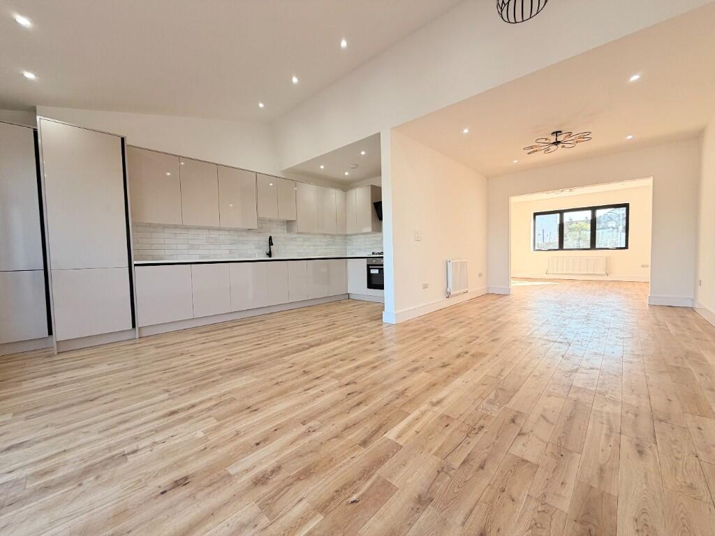 Freshwell Avenue, Chadwell Heath, London, RM6 photo 2