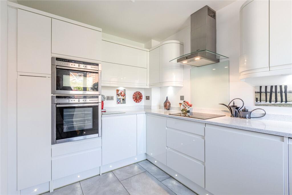 Crown Rise, Chertsey, Surrey, KT16 photo 3